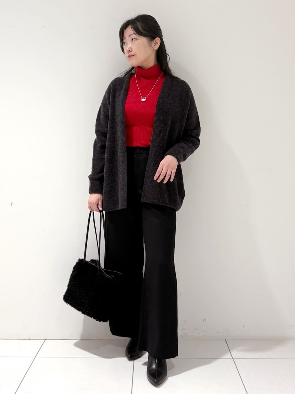 momokoさんの「INDIVI｜【エアリー素材】ブークレ着流しニットカーディガン」を使ったコーディネート