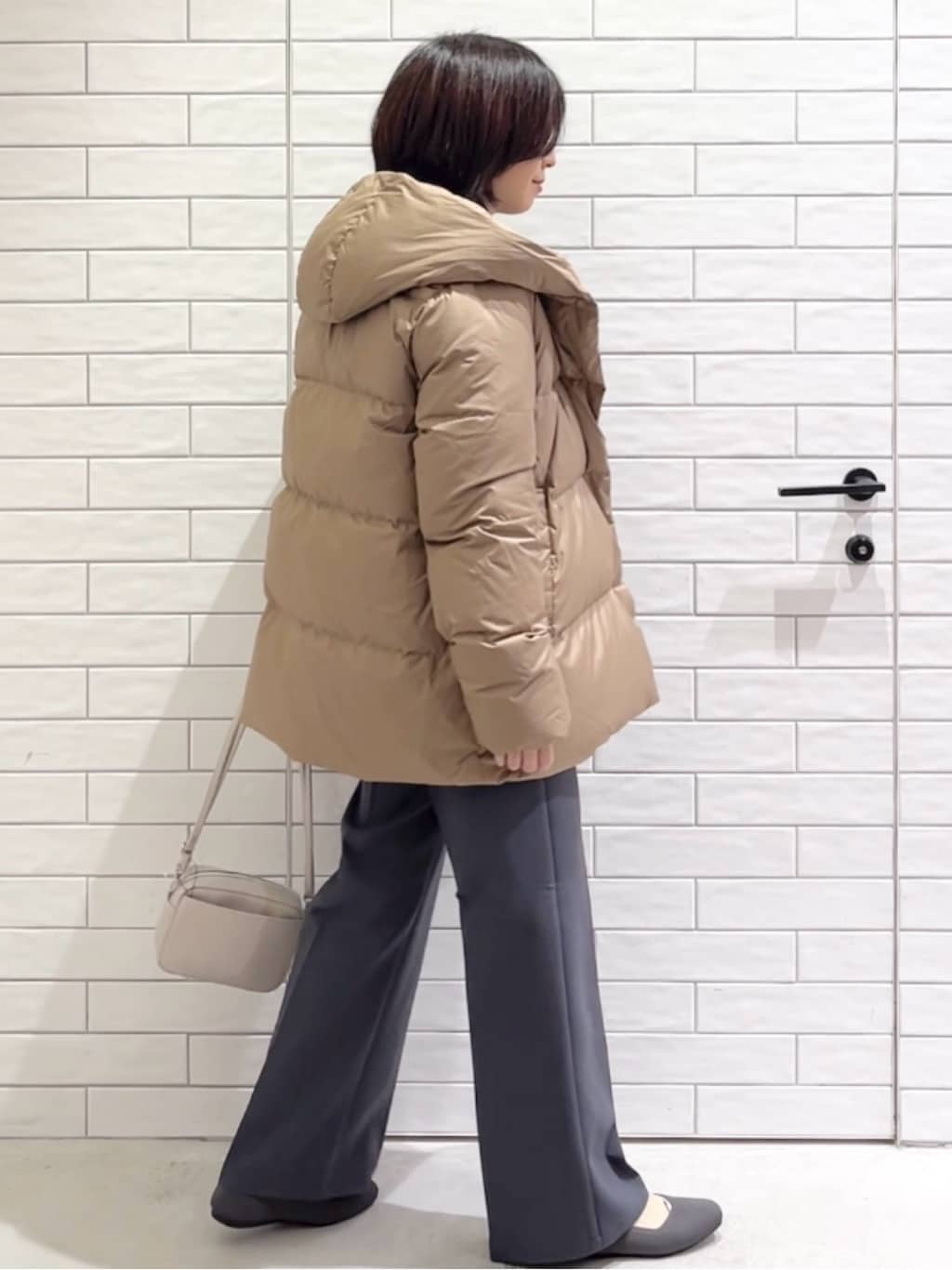 しおりさんの「OPAQUE.CLIP｜撥水フードミドルダウンコート【防風／抗菌防臭／洗濯機OK】《S～LL》」を使ったコーディネート
