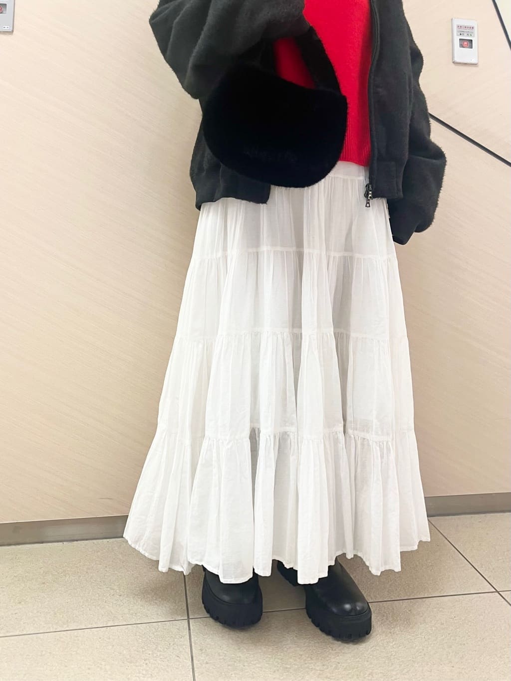 yahataさんの「DRESSTERIOR｜◆コンパクトフェイクファーバッグ」を使ったコーディネート
