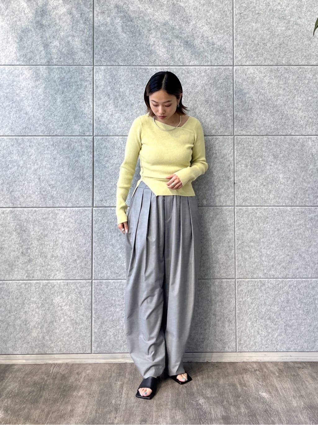 Harukaさんの「INDIVI｜オフショルスリットリブニット」を使ったコーディネート