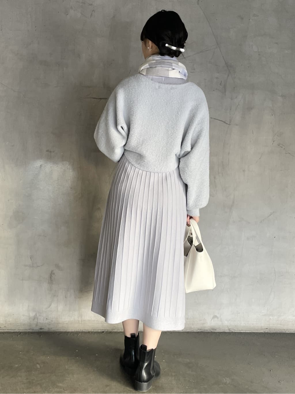 tomokoさんの「OPAQUE.CLIP｜ラメフェザープルオーバーセット ニットワンピース【洗濯機OK】《XS～LL》」を使ったコーディネート
