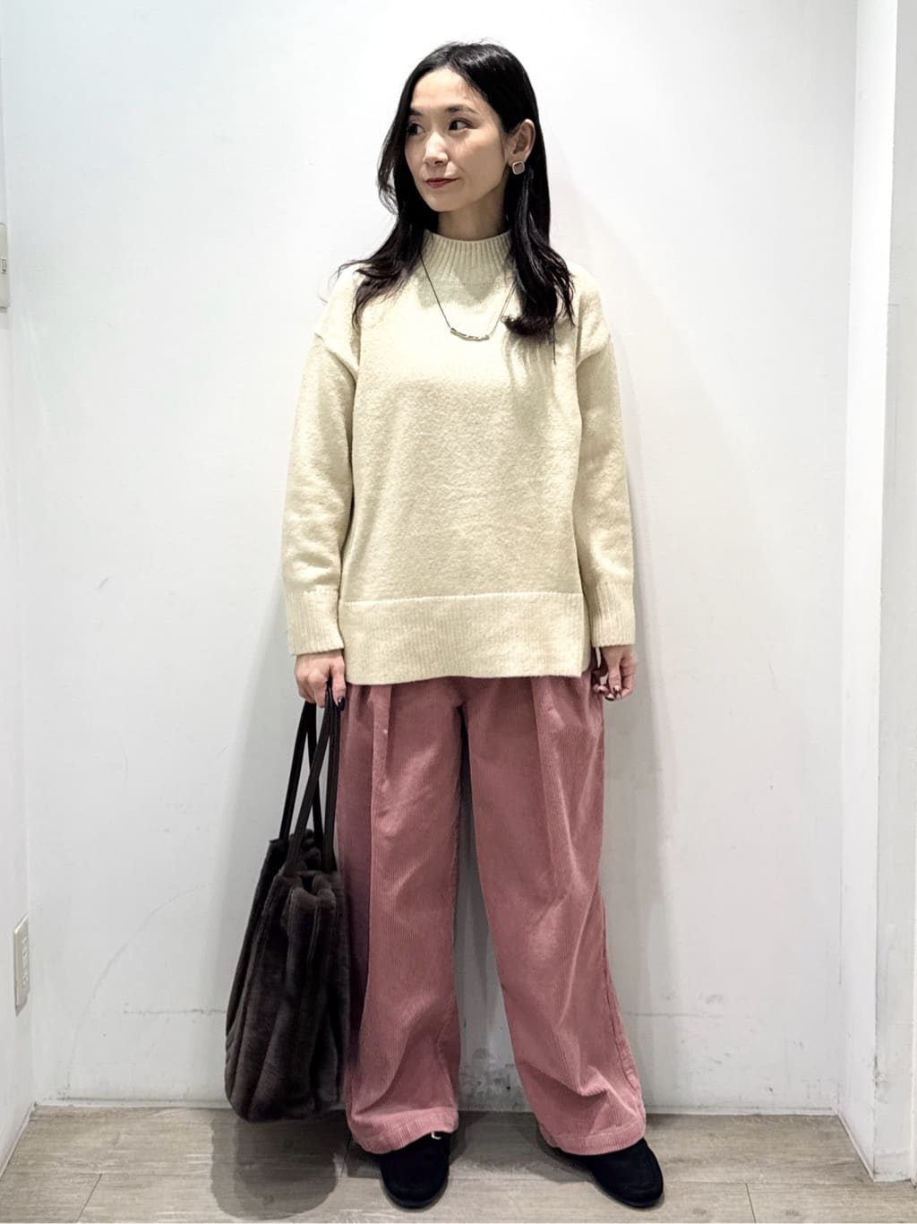 yuicciさんの「OPAQUE.CLIP｜コーデュロイタックワイドパンツ【洗濯機OK】」を使ったコーディネート