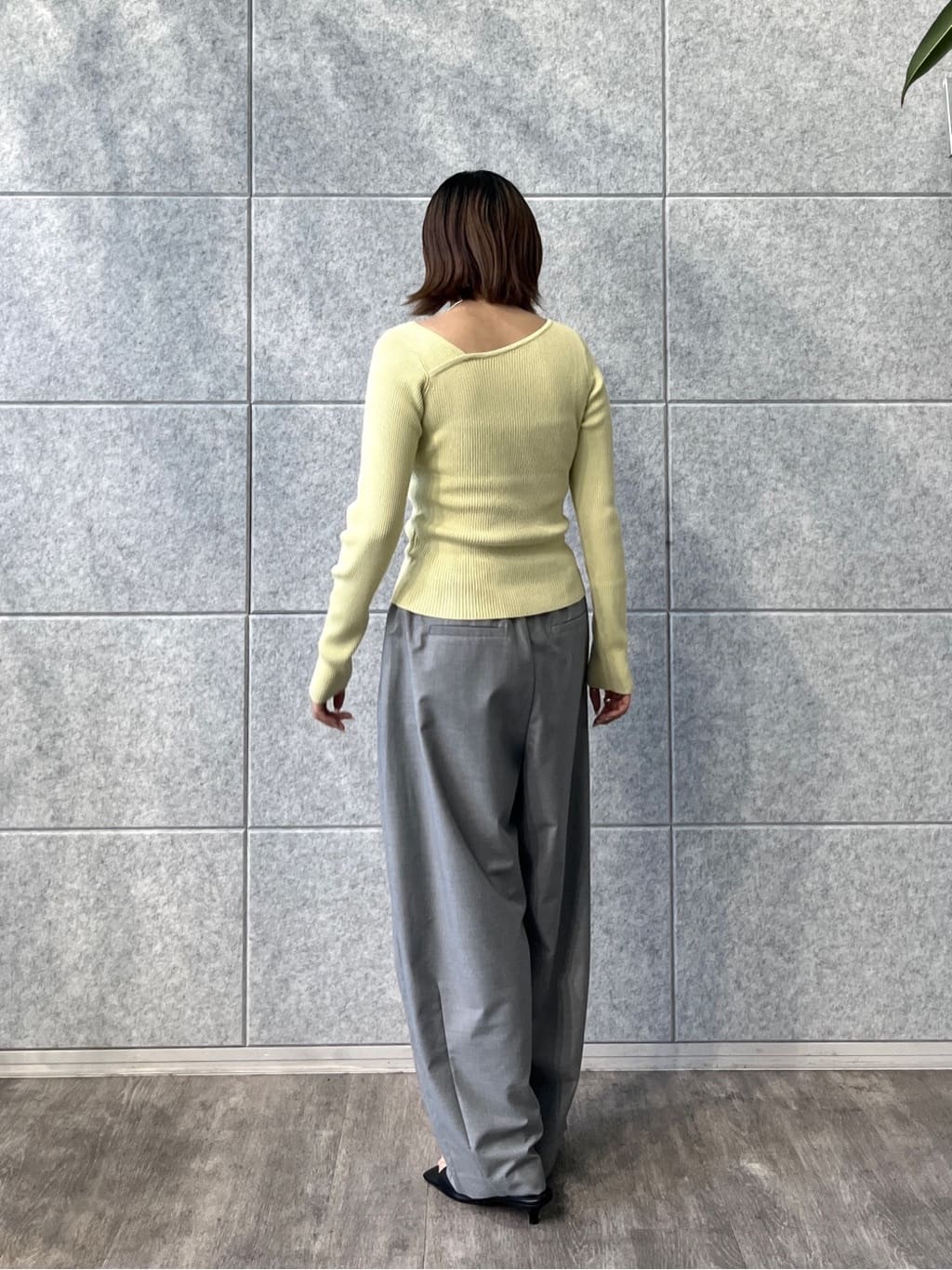Harukaさんの「INDIVI｜オフショルスリットリブニット」を使ったコーディネート
