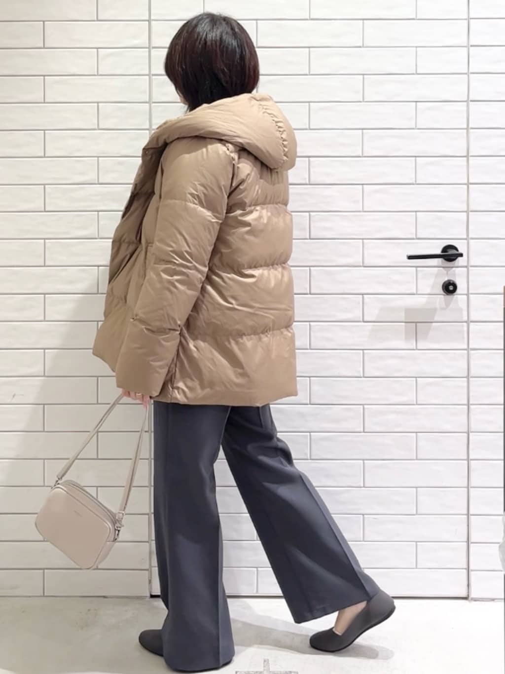 しおりさんの「OPAQUE.CLIP｜撥水フードミドルダウンコート【防風／抗菌防臭／洗濯機OK】《S～LL》」を使ったコーディネート