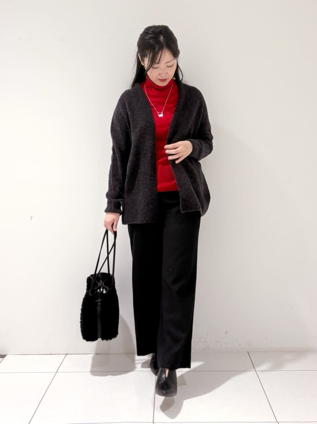 momokoさんの「INDIVI｜【エアリー素材】ブークレ着流しニットカーディガン」を使ったコーディネート