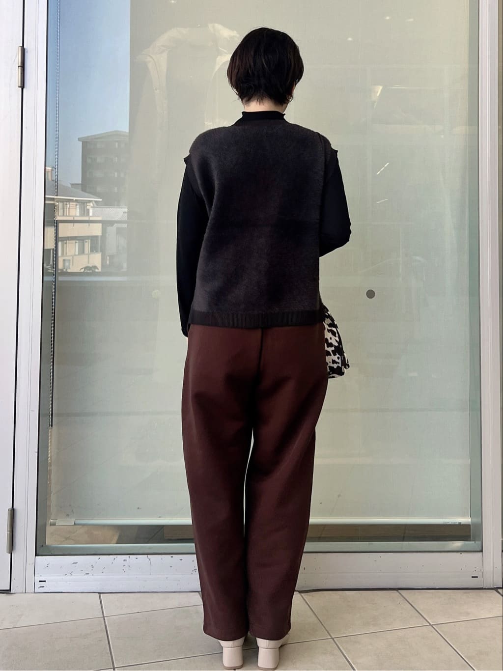 yo-koさんの「OPAQUE.CLIP｜フェザーヤーンニットベスト【洗濯機OK／抗ピル】」を使ったコーディネート