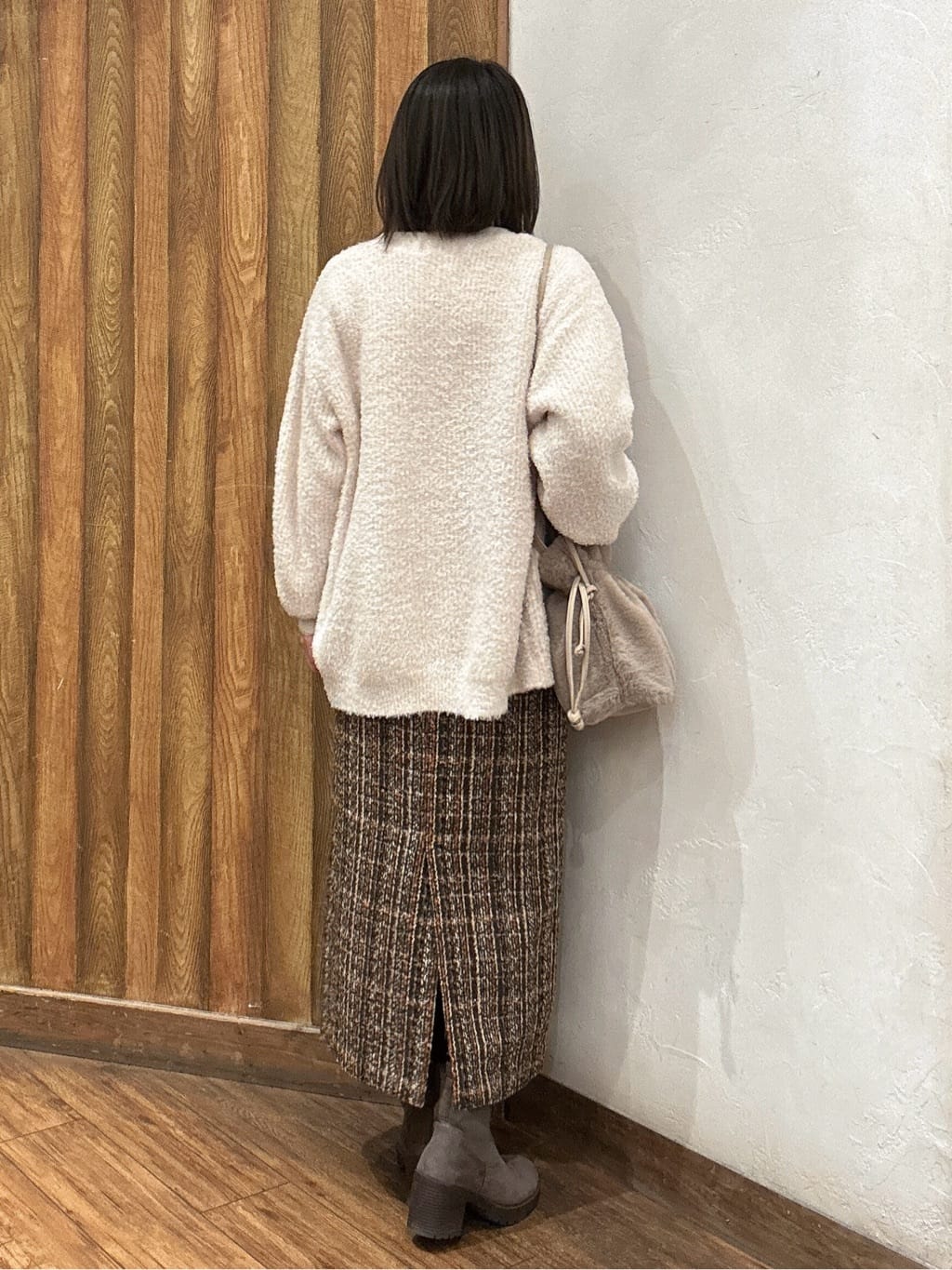 saaさんの「SHOO･LA･RUE｜【S-LL】ミックスカラーで高見え ラメツイード ナロースカート」を使ったコーディネート