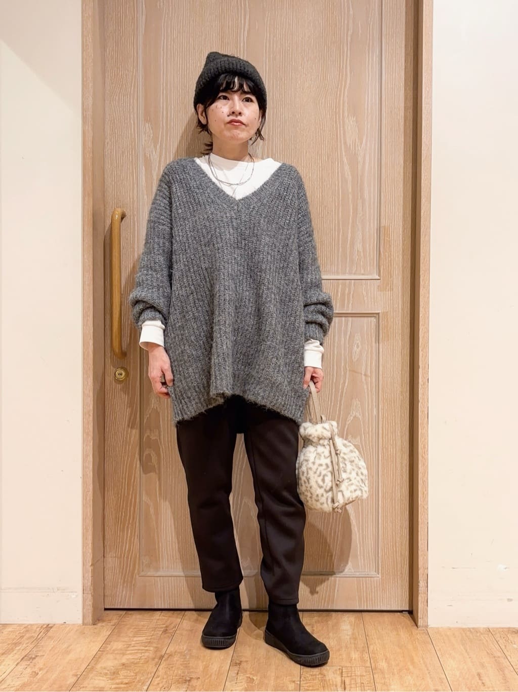しまもさんの「SHOO･LA･RUE｜ふわふわタッチ Vネックニットチュニック」を使ったコーディネート