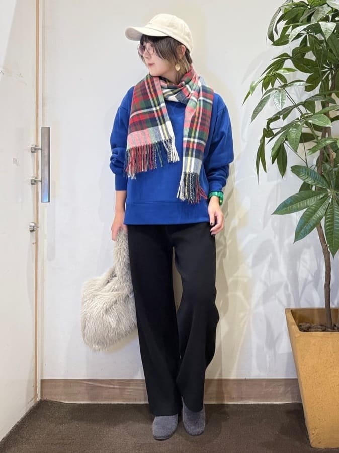 misakiさんの「SHOO･LA･RUE｜【洗濯機可／毛玉レス】美脚シルエット 表面がきれいなストレートパンツ」を使ったコーディネート