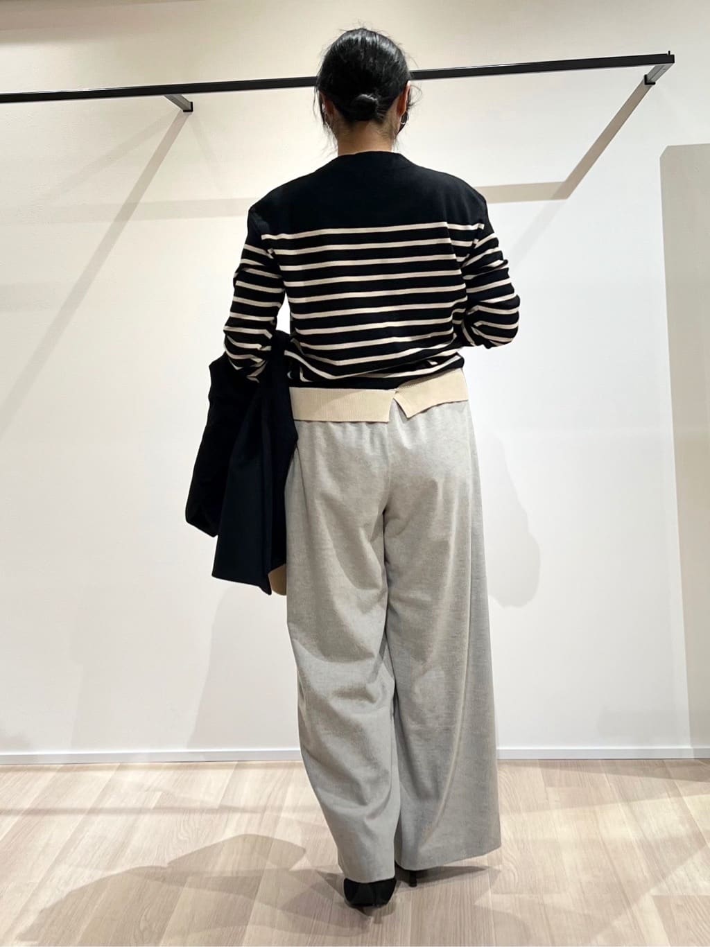 TOMOMIさんの「UNTITLED｜【きれいめリラクシー/ウエストゴム】ウールサキソニー ワイドパンツ」を使ったコーディネート