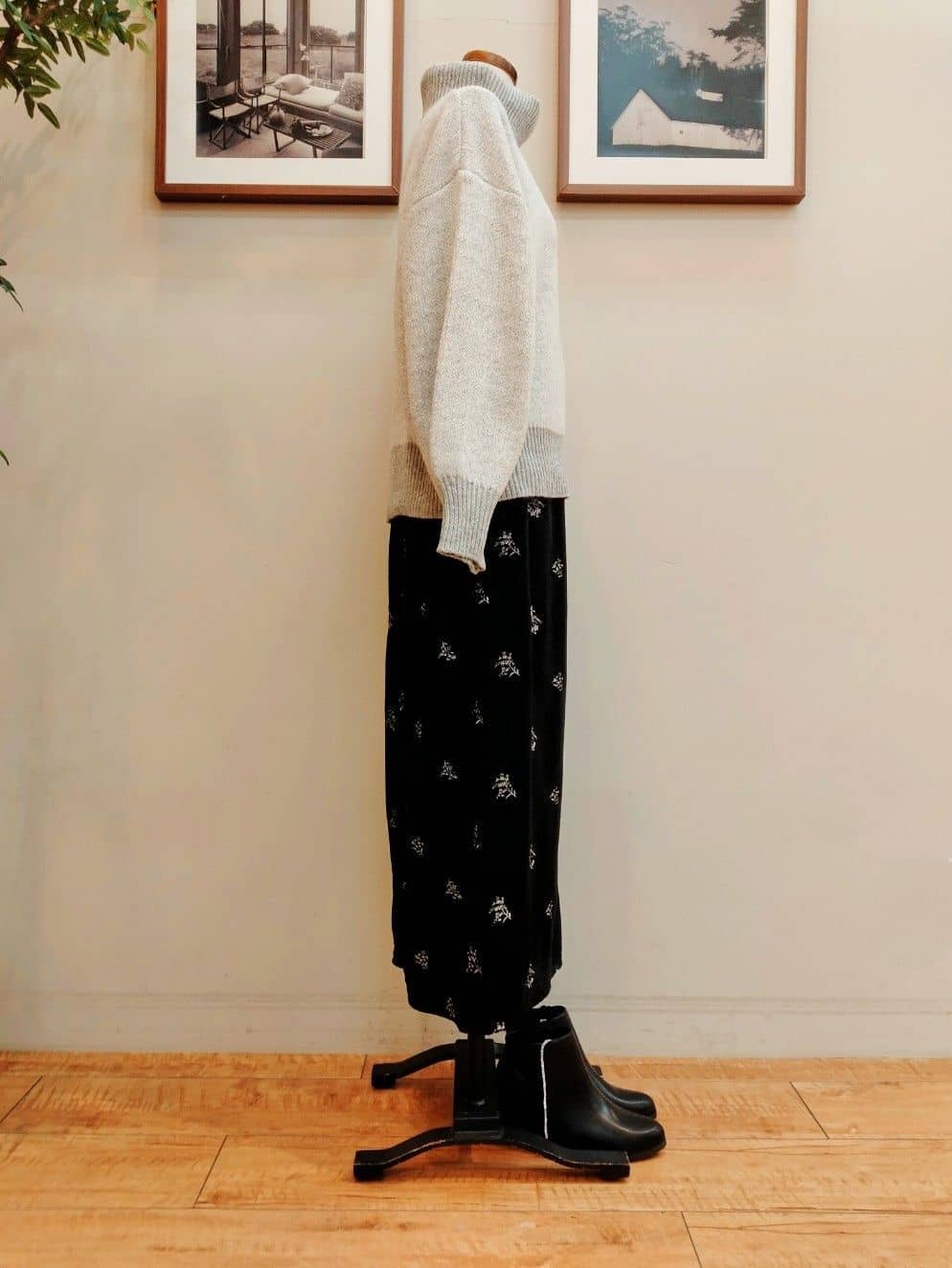 みうらさんの「SHOO･LA･RUE｜大人な小花柄が魅力の 刺繍ベロア調ナロースカート」を使ったコーディネート