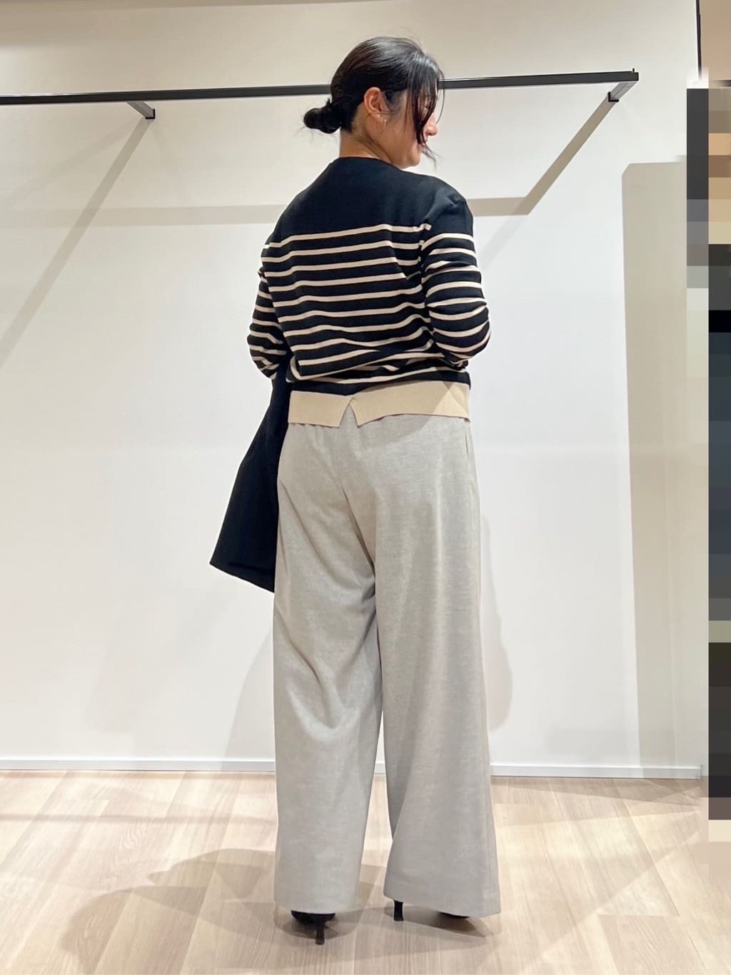 TOMOMIさんの「UNTITLED｜【きれいめリラクシー/ウエストゴム】ウールサキソニー ワイドパンツ」を使ったコーディネート
