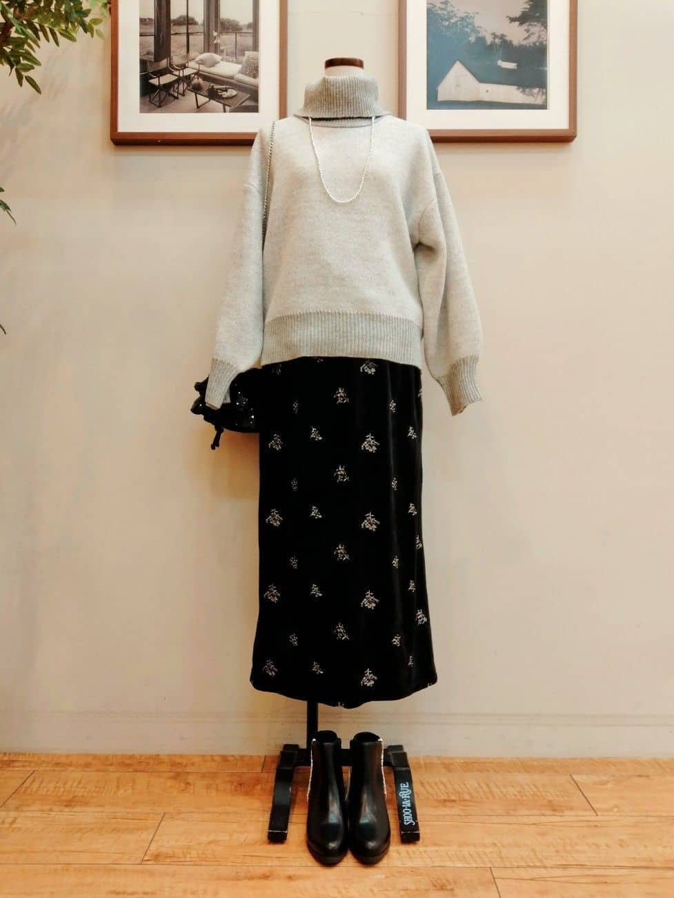 みうらさんの「SHOO･LA･RUE｜大人な小花柄が魅力の 刺繍ベロア調ナロースカート」を使ったコーディネート