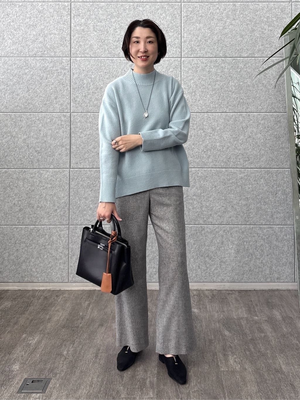 yuriさんの「INDIVI｜【褒められパンツ／ウール混】ウォームウール ワイドパンツ」を使ったコーディネート