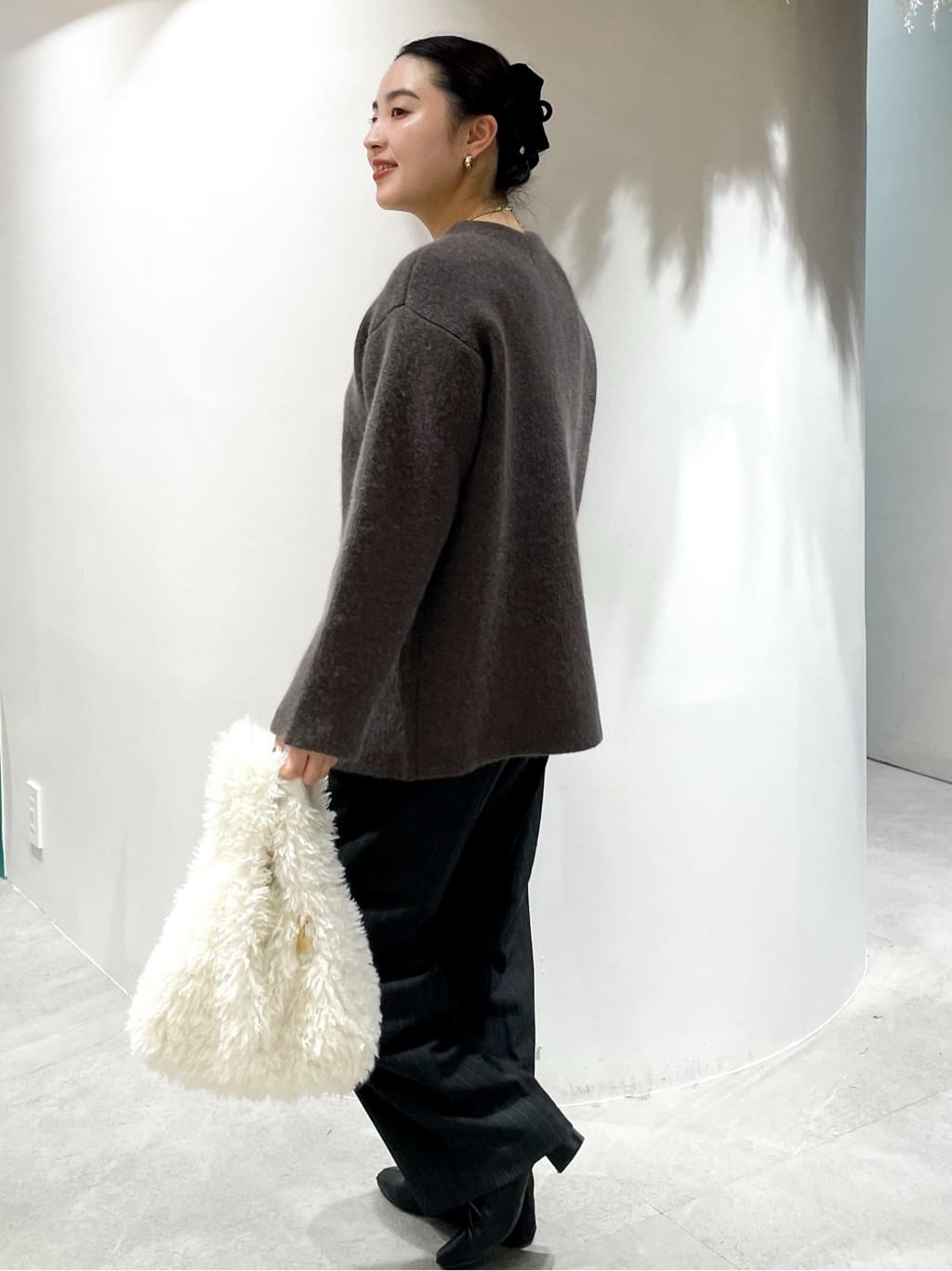 かりんさんの「OPAQUE.CLIP｜ピンストライプイージーワイドパンツ【吸湿発熱／ストレッチ／洗濯機OK】」を使ったコーディネート