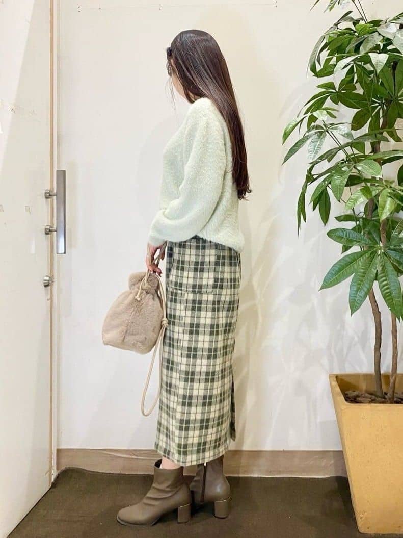 AYUMIさんの「SHOO･LA･RUE｜【S-LL】きらっと華やか ふんわりラメフェザーニット」を使ったコーディネート
