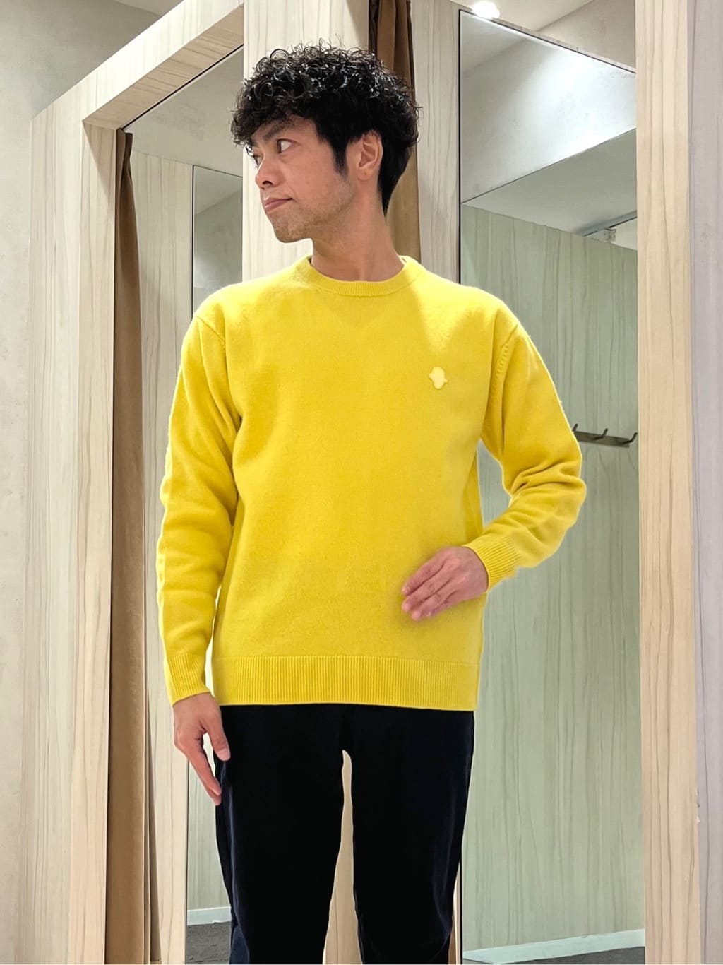 URAさんの「TAKEO KIKUCHI｜【Air Palette Knit】ワンポイント カラーニット プルオーバー」を使ったコーディネート