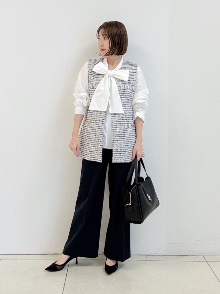 yoshiyaさんの「INDIVI｜【合皮／ミドルサイズ】春カラーフォルムバッグ」を使ったコーディネート