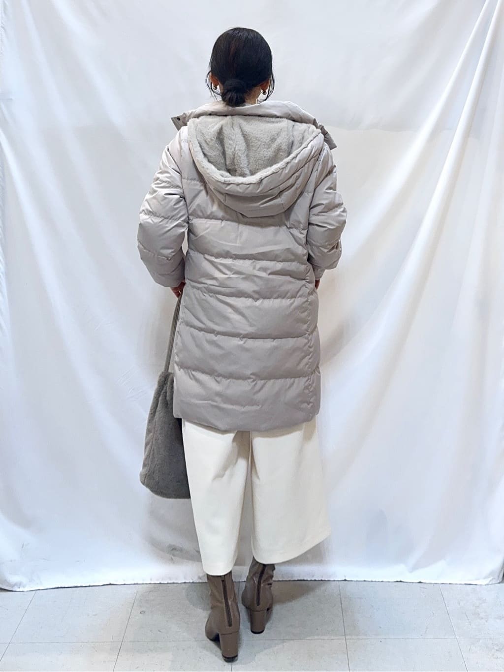 𝐇𝐢𝐫𝐨𝐦𝐢さんの「SHOO･LA･RUE｜【洗濯機可/撥水】フェイクファーフード ロングダウン」を使ったコーディネート