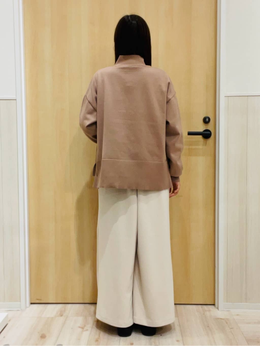 minamiさんの「SHOO･LA･RUE｜【2点セット/洗濯機可/S-LL】着回しがきく もちもちハイネックニット+裾シャツインナー」を使ったコーディネート
