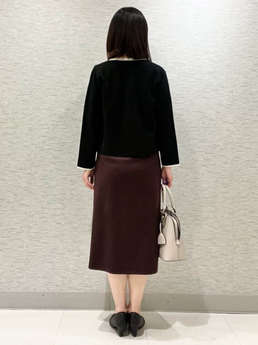 marikoさんの「Reflect｜【秋映え／単品使い◎／すっきり見え】ブローチ付きニットアンサンブル」を使ったコーディネート
