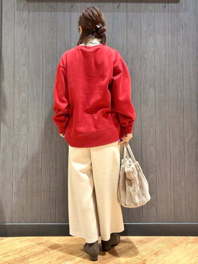 meiさんの「SHOO･LA･RUE｜【あったか/S-LL】シンプルだから使いやすい ガゼット付き 裏起毛スウェット」を使ったコーディネート