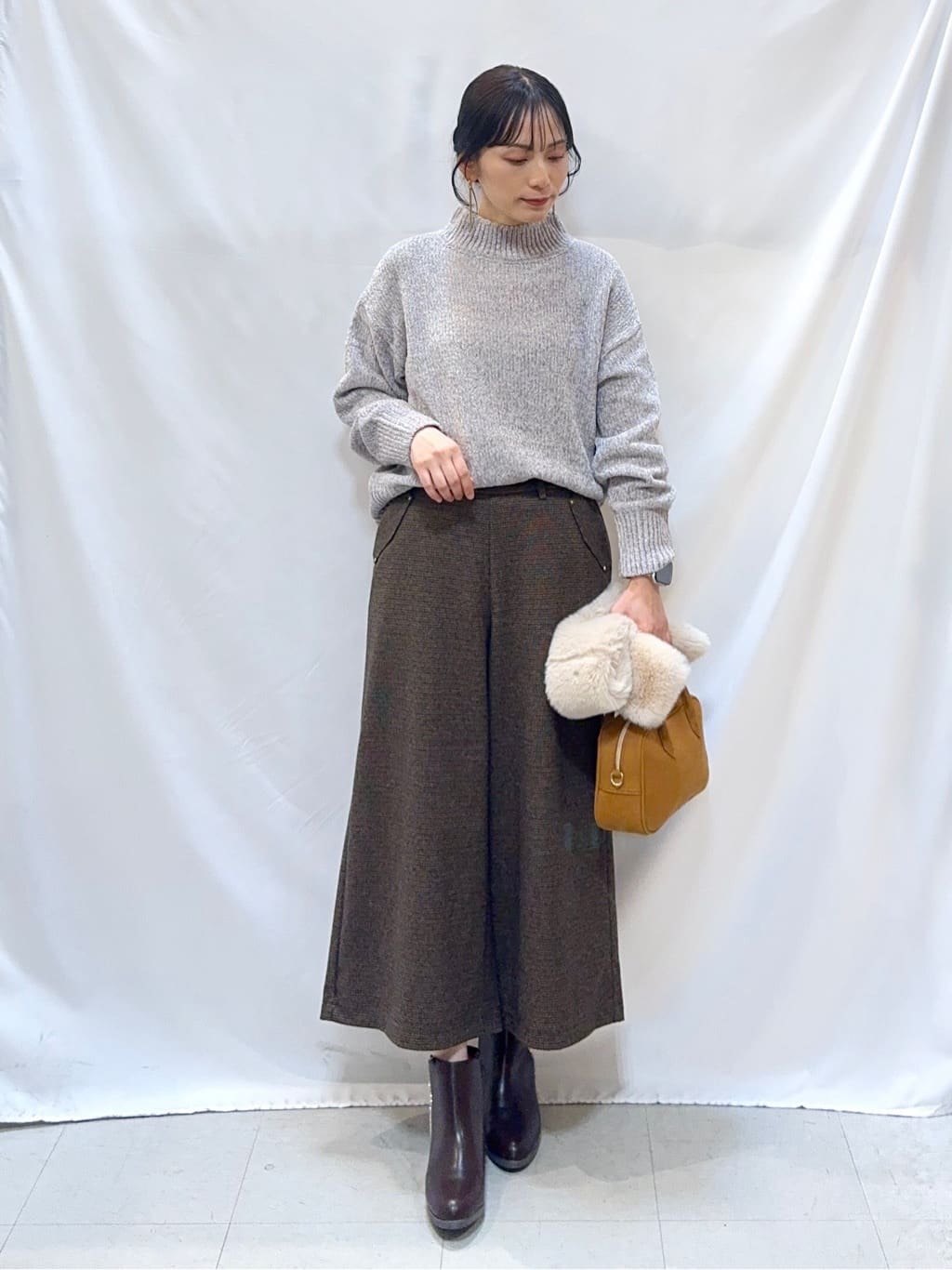 𝐇𝐢𝐫𝐨𝐦𝐢さんの「SHOO･LA･RUE｜【高レビュー】ウエストゴムで穿きやすい　ガウチョパンツ」を使ったコーディネート