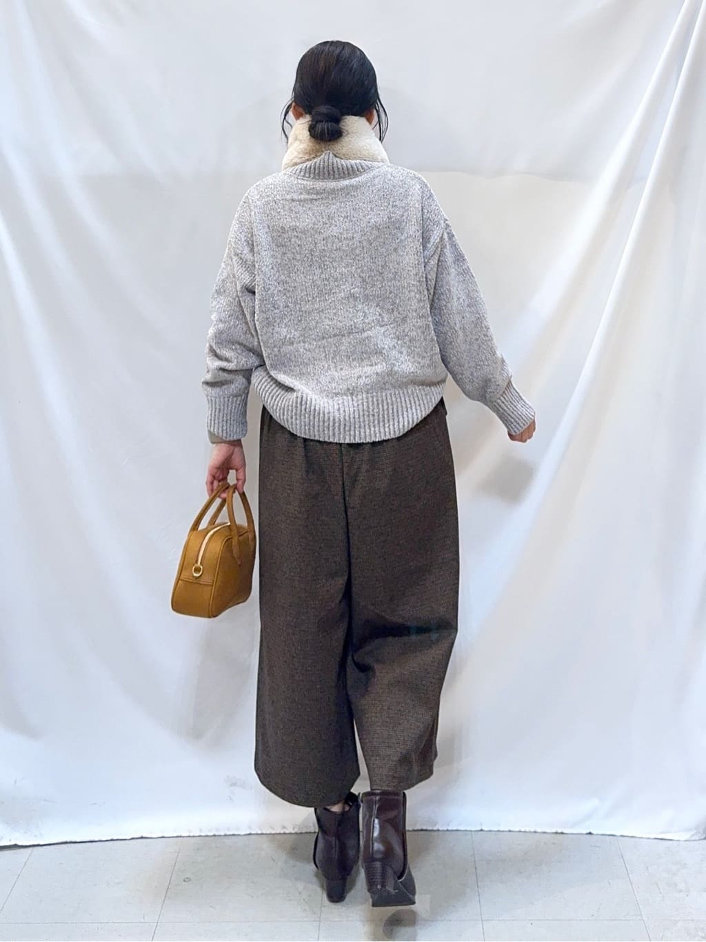 𝐇𝐢𝐫𝐨𝐦𝐢さんの「SHOO･LA･RUE｜【高レビュー】ウエストゴムで穿きやすい　ガウチョパンツ」を使ったコーディネート