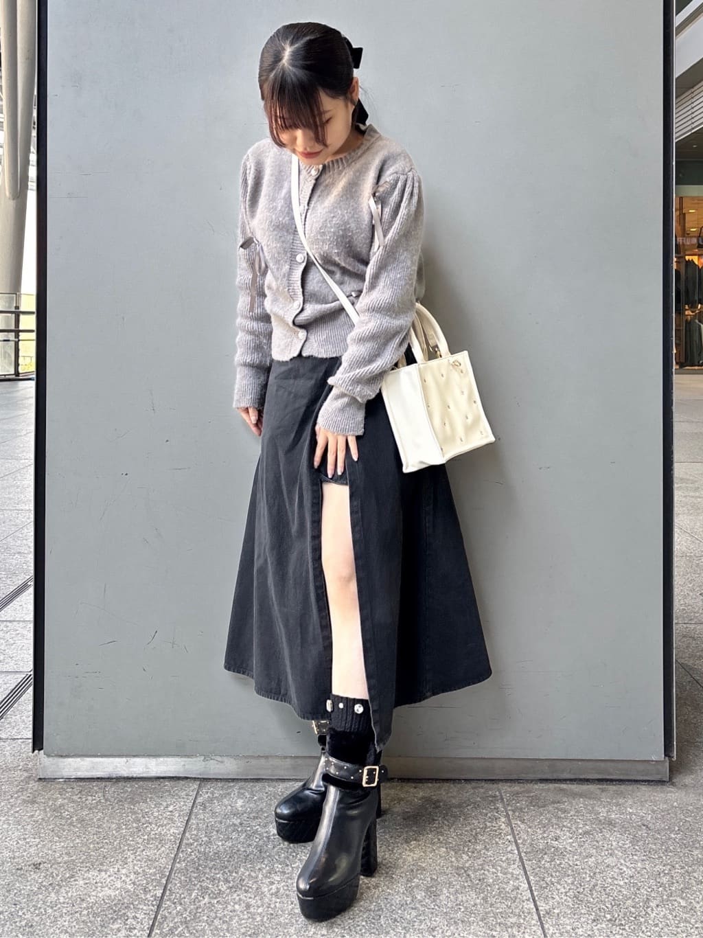 まっきーさんの「ESPERANZA｜【ラク盛り／ショートブーツ】リピーター続出／脚長美脚 マルチWAYショートブーツ」を使ったコーディネート