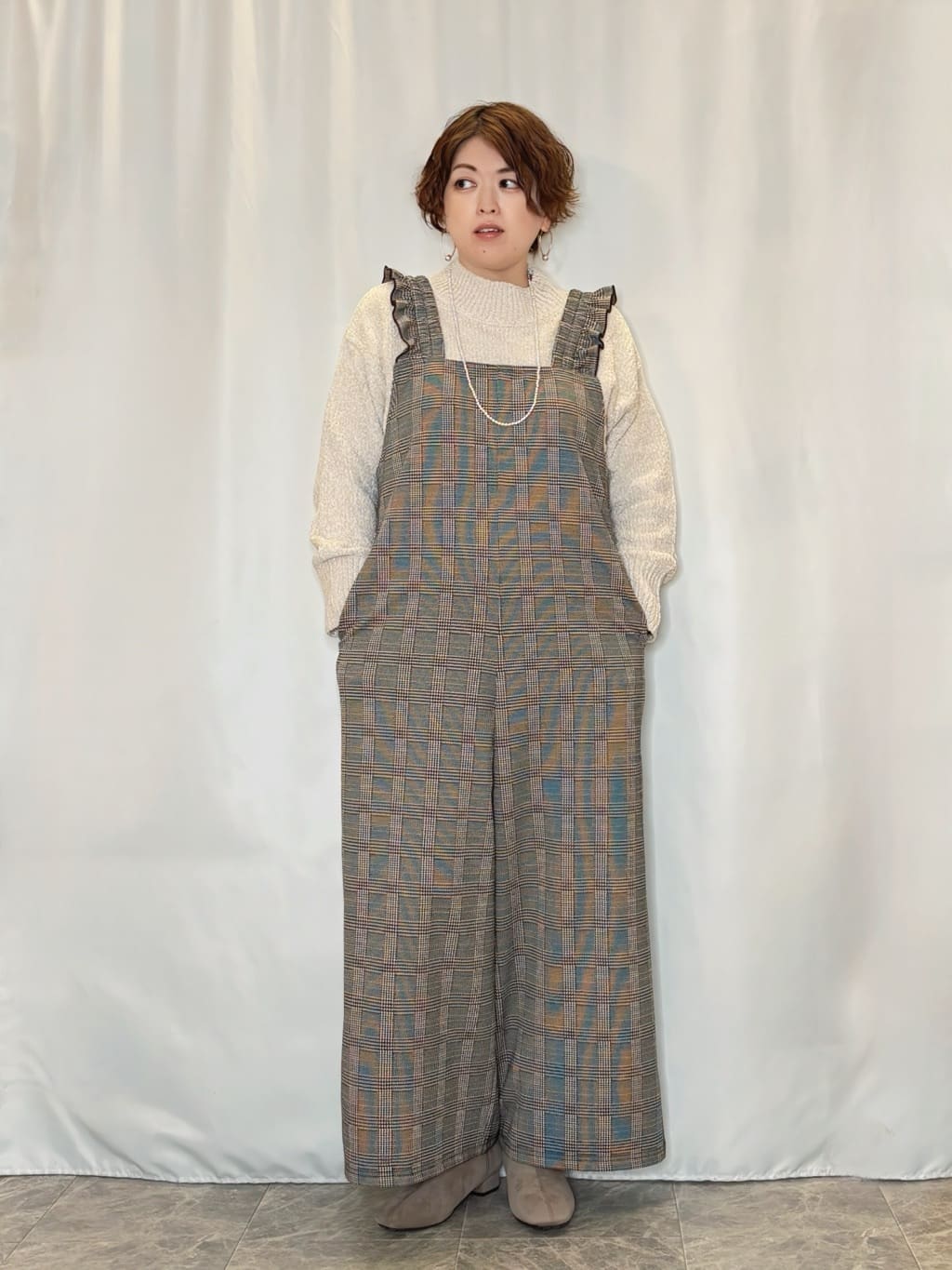 たみさんの「SHOO･LA･RUE｜【あったか】大人のための チェック柄フリルサロペット」を使ったコーディネート