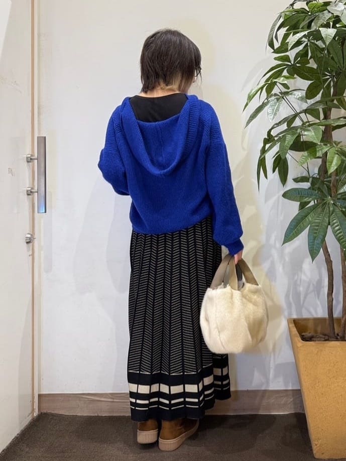 misakiさんの「SHOO･LA･RUE｜【S-LL】お顔周りをすっきり魅せる ふんわり Vネックフードニット」を使ったコーディネート