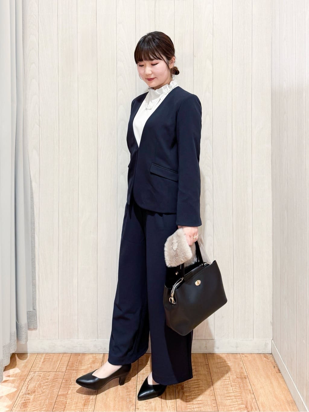 愛さんの「SHOO･LA･RUE｜【洗濯機可/セットアップ可/S-3L】きちんと楽に。カットジョーゼットノーカラージャケット」を使ったコーディネート
