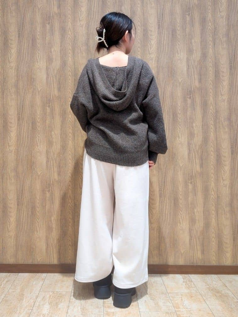 ｍｉｓａｋｉさんの「SHOO･LA･RUE｜【S-LL】お顔周りをすっきり魅せる ふんわり Vネックフードニット」を使ったコーディネート