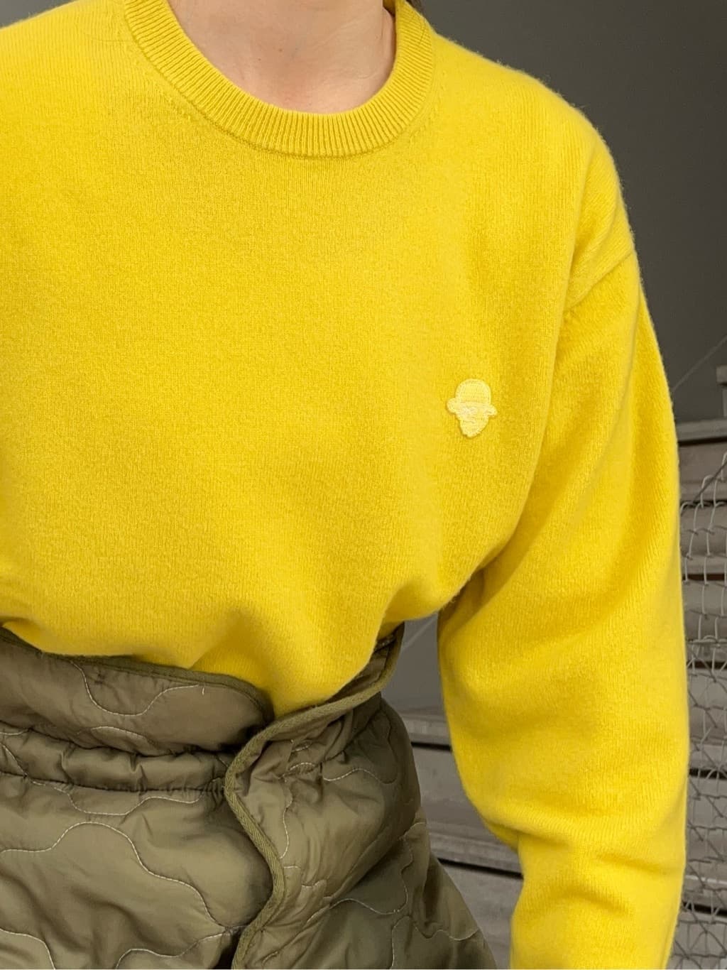 神野（jinno）さんの「TAKEO KIKUCHI｜【Air Palette Knit】ワンポイント カラーニット プルオーバー」を使ったコーディネート