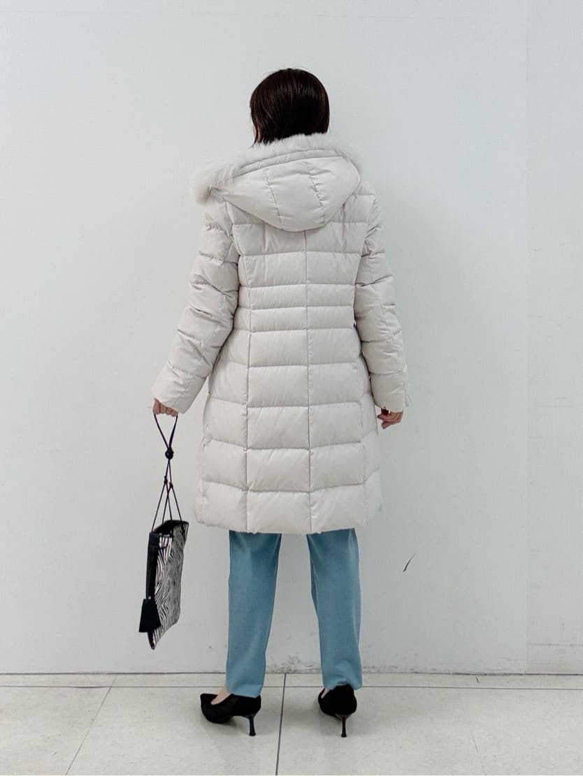yoshiyaさんの「INDIVI｜【名品／撥水／抗菌防臭】ロング丈リサイクルダウンコート」を使ったコーディネート