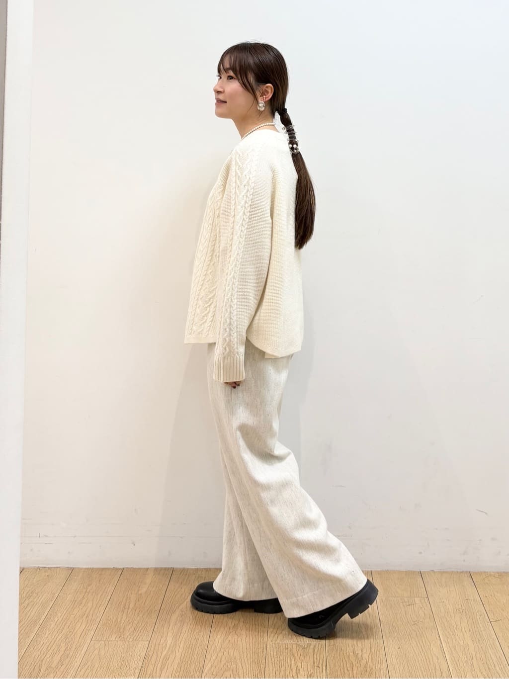 maiさんの「INDIVI｜【洗える】ケーブルデザイン ラウンドヘムニット」を使ったコーディネート