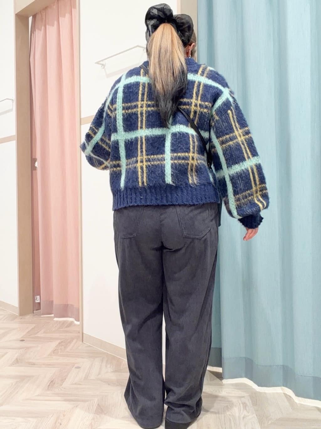 まちゃんなちゃんさんの「SHOO･LA･RUE｜【S-LL】女性らしさ漂う ふわふわチェック柄ニット」を使ったコーディネート