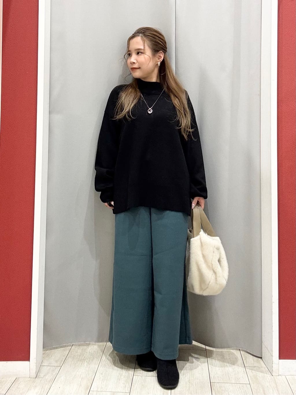 shioさんの「SHOO･LA･RUE｜【洗濯機可/撥水】フェイクファーフード ロングダウン」を使ったコーディネート