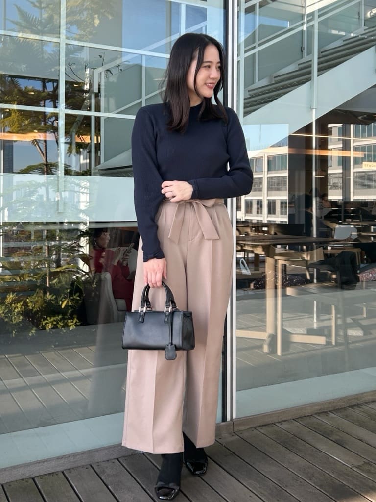 shinoさんの「Couture brooch｜【洗える・通勤】ウエストリボン サスペンダー付きワイドパンツ」を使ったコーディネート