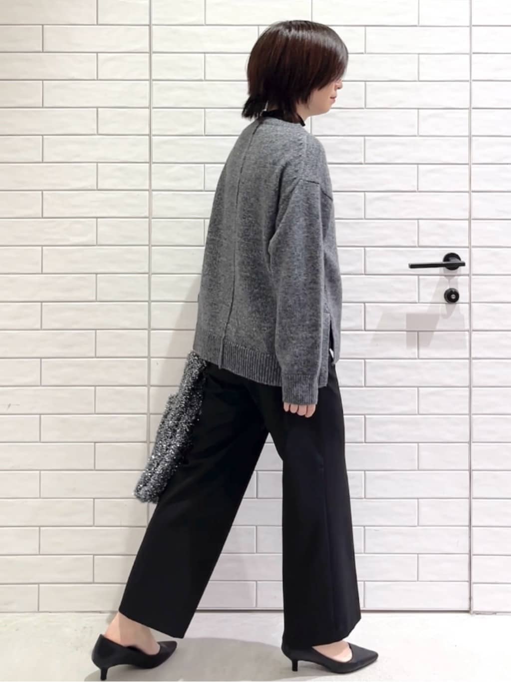 しおりさんの「OPAQUE.CLIP｜リラクシークルーネックニット【洗濯機OK】」を使ったコーディネート