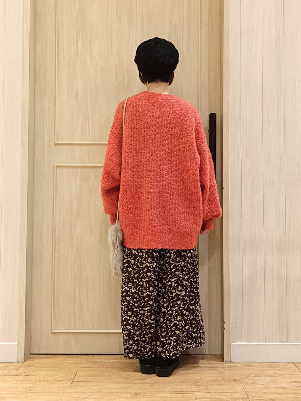 manikoさんの「SHOO･LA･RUE｜ブークレカラーVネックカーディガン」を使ったコーディネート
