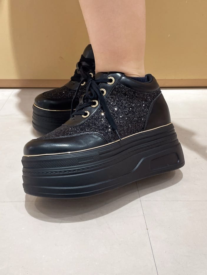 ほのかさんの「ESPERANZA｜ゴールドライン厚底フラットスニーカー」を使ったコーディネート