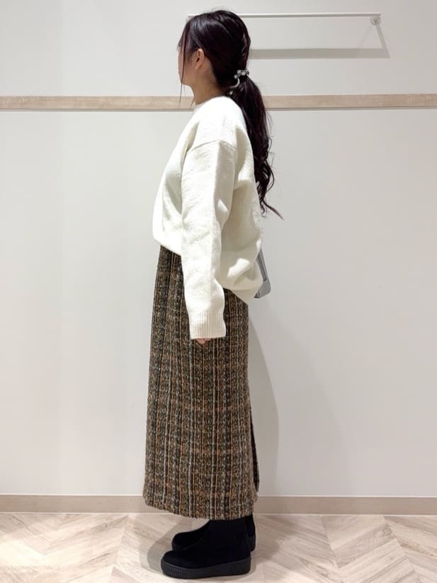 nanaさんの「SHOO･LA･RUE｜【S-LL】ミックスカラーで高見え ラメツイード ナロースカート」を使ったコーディネート