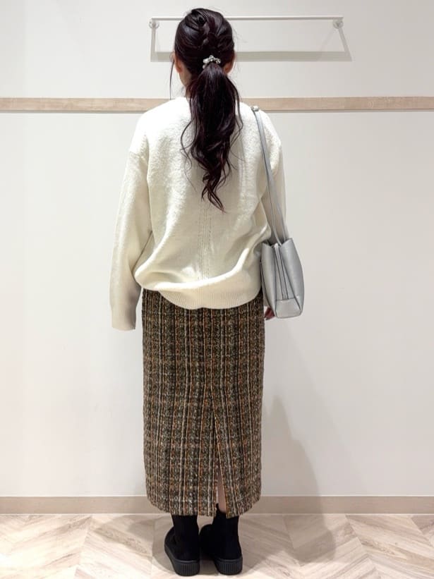 nanaさんの「SHOO･LA･RUE｜【S-LL】ミックスカラーで高見え ラメツイード ナロースカート」を使ったコーディネート