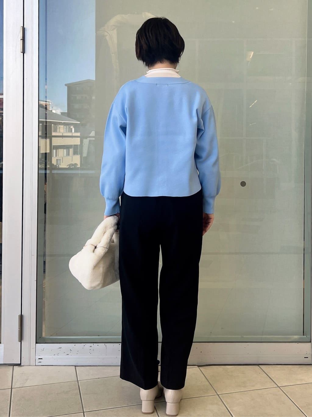 yo-koさんの「OPAQUE.CLIP｜ゴールドビックボタンVネックニットカーディガン【洗濯機OK】」を使ったコーディネート