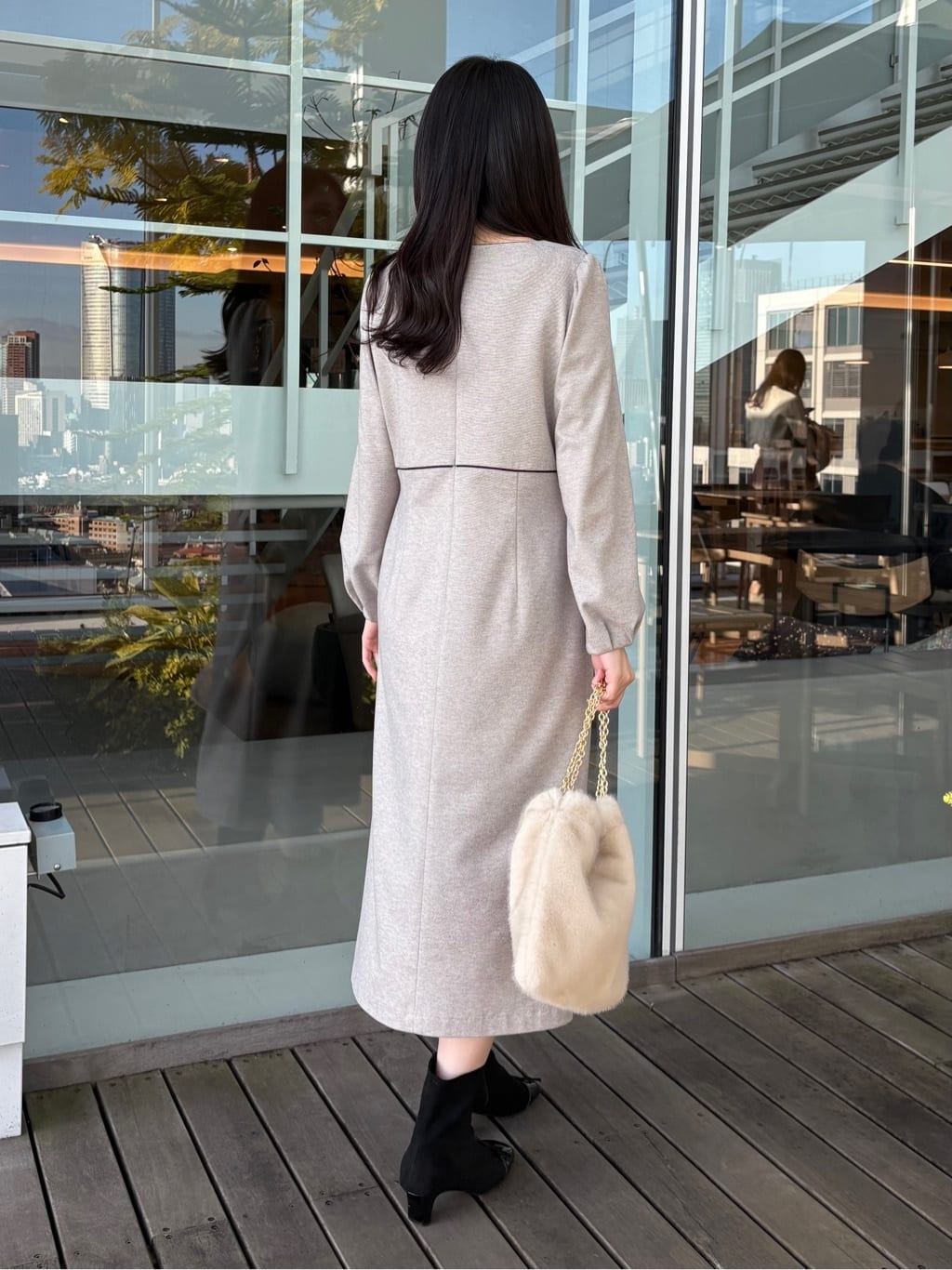AOIさんの「Couture brooch｜【通勤・起毛ポンチ】配色Aラインワンピース」を使ったコーディネート
