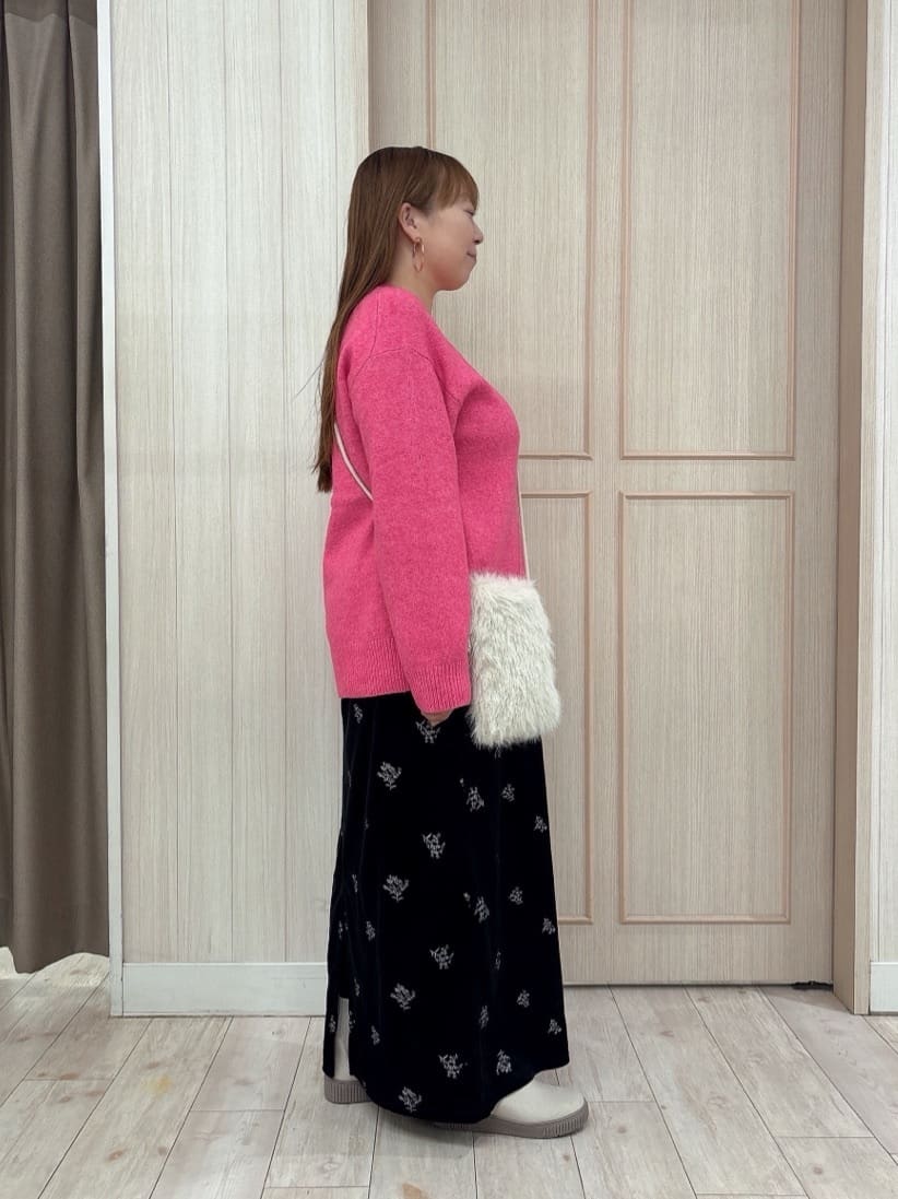 AMI55さんの「SHOO･LA･RUE｜大人な小花柄が魅力の 刺繍ベロア調ナロースカート」を使ったコーディネート