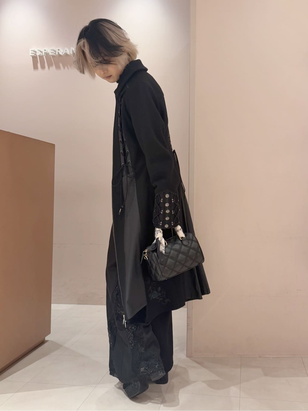 MIGIさんの「ESPERANZA｜【ラク盛り/ショートブーツ】リピーター続出／脚長美脚 バックリボングリッターヒールショートブーツ」を使ったコーディネート