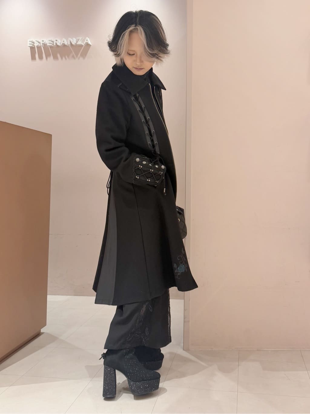 MIGIさんの「ESPERANZA｜【ラク盛り/ショートブーツ】リピーター続出／脚長美脚 バックリボングリッターヒールショートブーツ」を使ったコーディネート