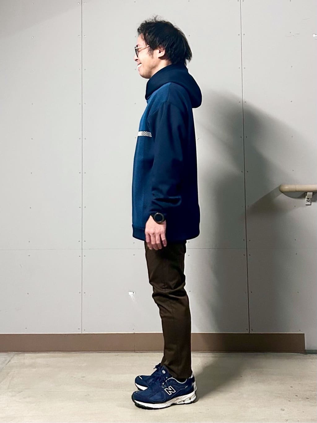 KENJI Iさんの「THE SHOP TK｜【大人の休日スタイルにはこれ！】フロントチェック柄ニットパーカ　洗濯機OK」を使ったコーディネート